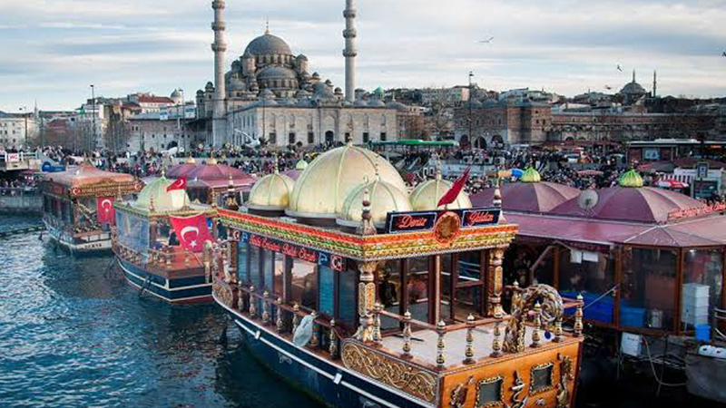 Eminönü'ndeki balık ekmek satan iş yerleri boşaltılacak