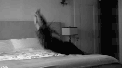 GIF finally at home mädchen fallend - animiertes GIF auf GIFER - von Shaswyn