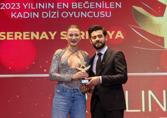 Oyuncu Rüzgar Aksoy, Serenay Sarıkaya'nın peş peşe ödül almasına tepki gösterdi