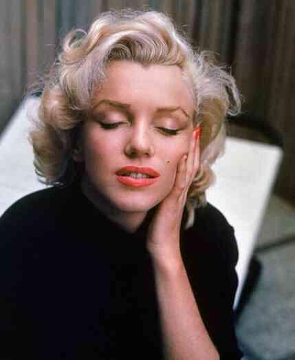 Marilyn Monroe ve Hugh Hefner'in yakınındaki mezar açık artırmayla satışa çıkıyor Marilyn Monroe ve Hugh Hefner'in yakınındaki mezar açık artırmayla satışa çıkıyor