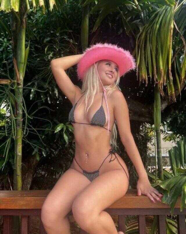 Bikinisiyle kahve servis ederek servet kazanan genç barista: Erkekler bazen daha fazlasını istiyor Bikinisiyle kahve servis ederek servet kazanan genç barista: Erkekler bazen daha fazlasını istiyor