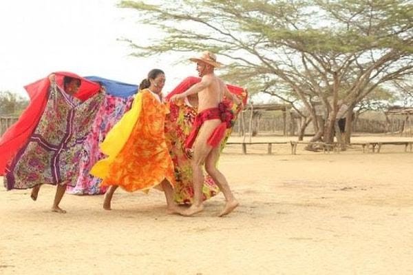 13. Kolombiya'da Guajiro adında kadın ve erkeğin birlikte yaptıkları bir dans var ve bu dans sırasında kadın, erkek dansçıya çelme atarsa ilişkiye girmek zorunda... Görseli