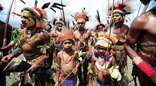 10. Papua Yeni Gine'de Trobriand kabilesinde evlilik öncesi seks normal karşılanıyor ancak evlenmeden önce yemeğe çıkmak normal değil! Görseli