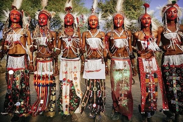 6. Wodaabe kabilesi Gerewol adında bir festivalde erkekler makyaj yapıyor ve kadınlardan oluşan jüri tarafından değerlendiriliyor. Görseli