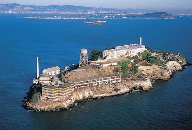 7. Filmlerden hepimizin tanıdğı Alcatraz Federal Hapishanesi, Amerika'nın en azılı suçlularını bulundurdu. San Francisco'nun kıyısında bulunan bu hapishane artan masraflar dolayısı ile kapatıldı. 7. Filmlerden hepimizin tanıdğı Alcatraz Federal Hapishanesi, Amerika'nın en azılı suçlularını bulundurdu. San Francisco'nun kıyısında bulunan bu hapishane artan masraflar dolayısı ile kapatıldı.