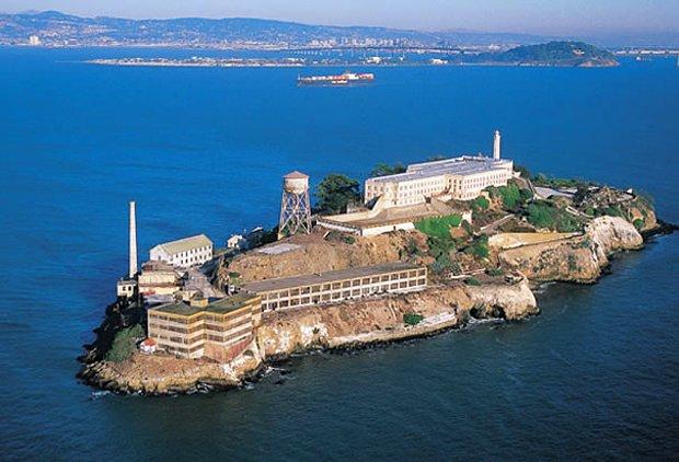 7. Filmlerden hepimizin tanıdğı Alcatraz Federal Hapishanesi, Amerika'nın en azılı suçlularını bulundurdu. San Francisco'nun kıyısında bulunan bu hapishane artan masraflar dolayısı ile kapatıldı.