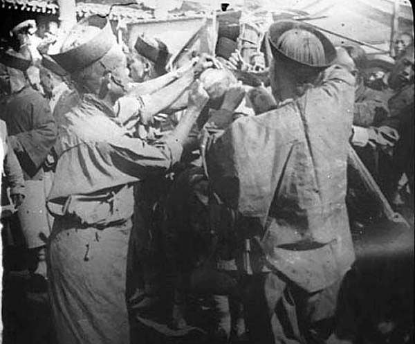 İşte bu insanlık tarihinin belki de en vahşice işkence yöntemi 1905 yılına kadar Çin’de uygulanmaya devam etti. İşte bu insanlık tarihinin belki de en vahşice işkence yöntemi 1905 yılına kadar Çin’de uygulanmaya devam etti.