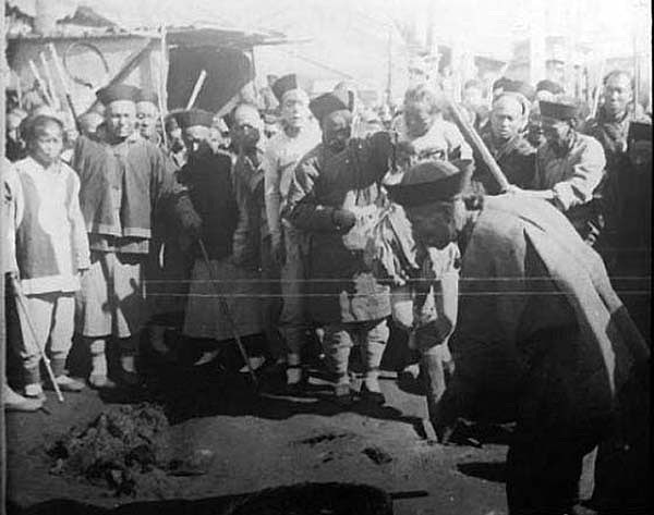 Ling Chi işkence yöntemi, insanlık tarihinin gördüğü en acılı işkencelerden birisidir. Ling Chi işkence yöntemi, insanlık tarihinin gördüğü en acılı işkencelerden birisidir.