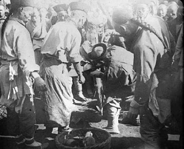 Sıra kıkırdaklı bölgelerin kesimine gelir ve kulak, burun, dirsek, diz kapağı kesilir ve parçalanır. Sıra kıkırdaklı bölgelerin kesimine gelir ve kulak, burun, dirsek, diz kapağı kesilir ve parçalanır.
