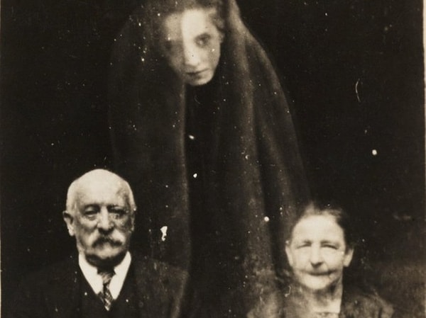 12. Ruh fotoğrafçılığı yapan William Hope'un 1920 yılında çektiği çift ve ruh olduğu iddia edilen silüet. 12. Ruh fotoğrafçılığı yapan William Hope'un 1920 yılında çektiği çift ve ruh olduğu iddia edilen silüet.