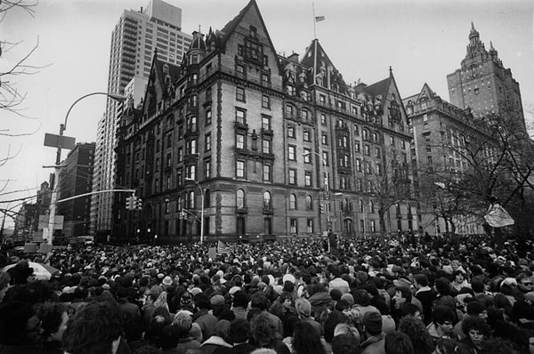 Lennon'a mezar olan Dakota Apartmanı bir tesadüfe de mekan olur. Lennon'a mezar olan Dakota Apartmanı bir tesadüfe de mekan olur.