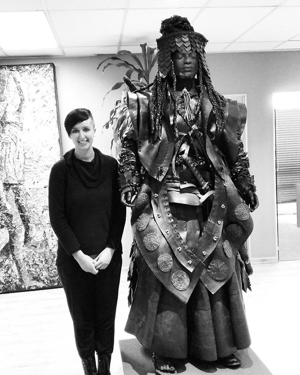 Şehirde 187 metre boylu koyu tenli bir adamın gelişi duyulmuştu ve bu çok dikkat çekti. Kalabalıklar, Yasuke'yi görmek için akın etti. Bu sırada Yasuke’yi ilk kez gören Oda Nobunaga, hizmetçilerine cildindeki mürekkebi silmeye çalışmalarını emretti. Şehirde 187 metre boylu koyu tenli bir adamın gelişi duyulmuştu ve bu çok dikkat çekti. Kalabalıklar, Yasuke'yi görmek için akın etti. Bu sırada Yasuke’yi ilk kez gören Oda Nobunaga, hizmetçilerine cildindeki mürekkebi silmeye çalışmalarını emretti.