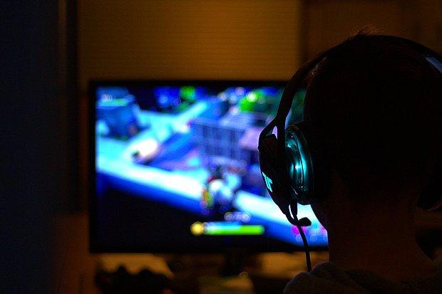 Genç yetişkin erkekler için de azalan alkol tüketimi büyük rol oynuyor ancak en önemli sebeplerden biri erkeklerin bilgisayar oyunlarına olan ilgisinin artması.
