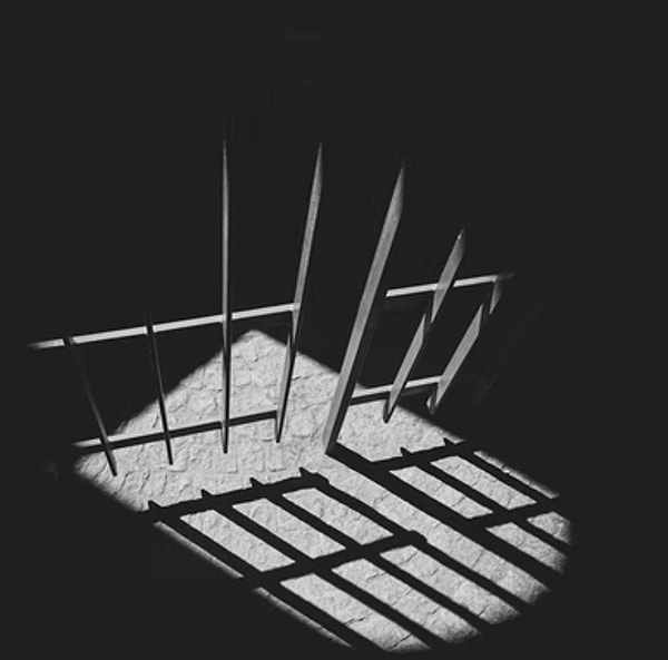 Uzun bir soruşturmanın ardından, 3 gaziyi kasten öldürmekten, 4 kişiyi planlamadan öldürmekten ve 2 kişiye de öldürmeye teşebbüsten tutuklanmış. Uzun bir soruşturmanın ardından, 3 gaziyi kasten öldürmekten, 4 kişiyi planlamadan öldürmekten ve 2 kişiye de öldürmeye teşebbüsten tutuklanmış.