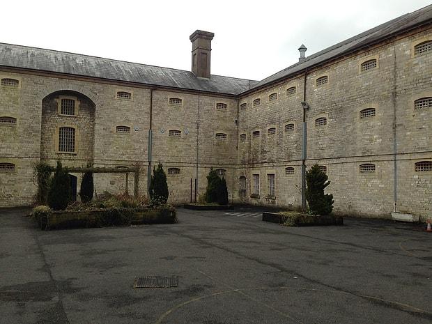 9. İngiltere'de bulunan Shepton Mallet Hapishanesi 300 yılı aşan karanlık bir tarihe sahip. Eskiden bir ordu evi olarak kullanılan hapishane 2013 çalışılamaz kabul edildi ve kapatıldı.