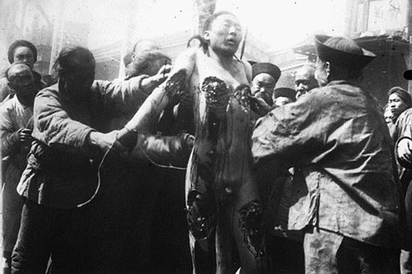 Eğer suçlu, tüm bu işkenceye ve vahşete rağmen halen kan kaybından ölmemişse öldürücü darbe vurulur. Eğer suçlu, tüm bu işkenceye ve vahşete rağmen halen kan kaybından ölmemişse öldürücü darbe vurulur.