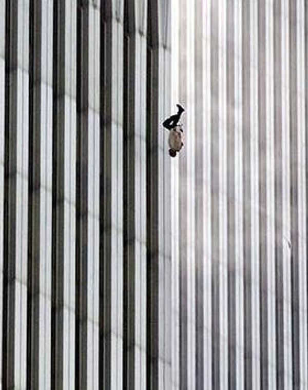 4. 11 Eylül saldırılarında, binadan atlayarak ölmeyi tercih eden bir vatandaş. 4. 11 Eylül saldırılarında, binadan atlayarak ölmeyi tercih eden bir vatandaş.