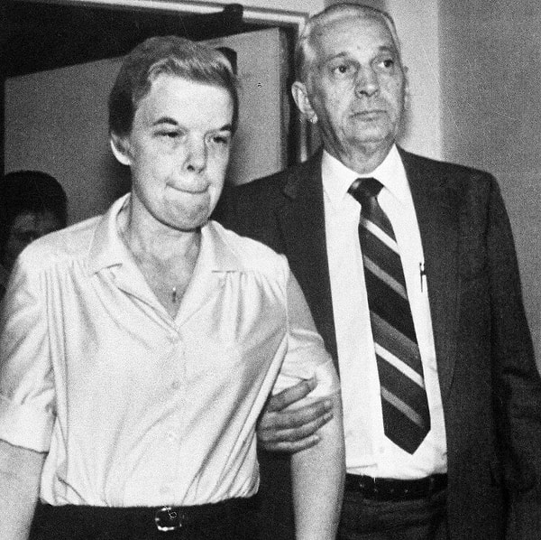1986'nın başlarında bir sorguda, iki oğlunu ve kızını boğarak öldürdüğünü itiraf eden Tinning'e ilginç bir şekilde, sadece Tami Lynne'in ikinci derece cinayetinden hüküm verilmiş. 1986'nın başlarında bir sorguda, iki oğlunu ve kızını boğarak öldürdüğünü itiraf eden Tinning'e ilginç bir şekilde, sadece Tami Lynne'in ikinci derece cinayetinden hüküm verilmiş.
