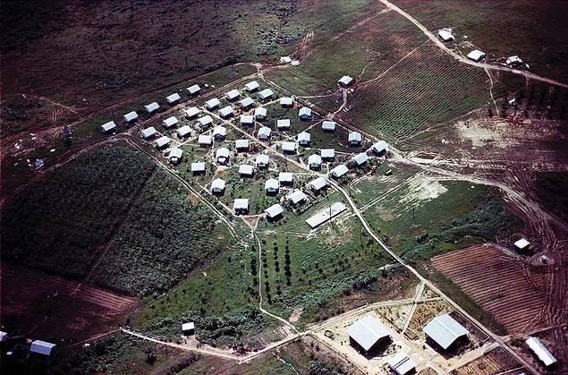 Tarikat, 1974'te Guyana'da Ormanlık Bir Araziye Taşındı Tarikat, 1974'te Guyana'da Ormanlık Bir Araziye Taşındı