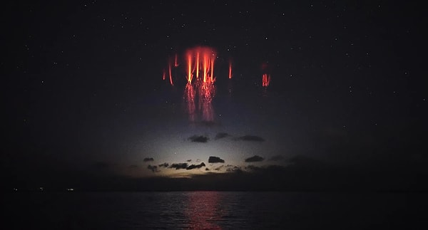 Kızıl Cin'in oluşmasında etkili olan bir diğer faktör de fırtına bulutlarının büyüklüğü, bulutların içindeki elektriksel yük miktarı ve atmosferin sıcaklığıymış. Kızıl Cin'in oluşmasında etkili olan bir diğer faktör de fırtına bulutlarının büyüklüğü, bulutların içindeki elektriksel yük miktarı ve atmosferin sıcaklığıymış.